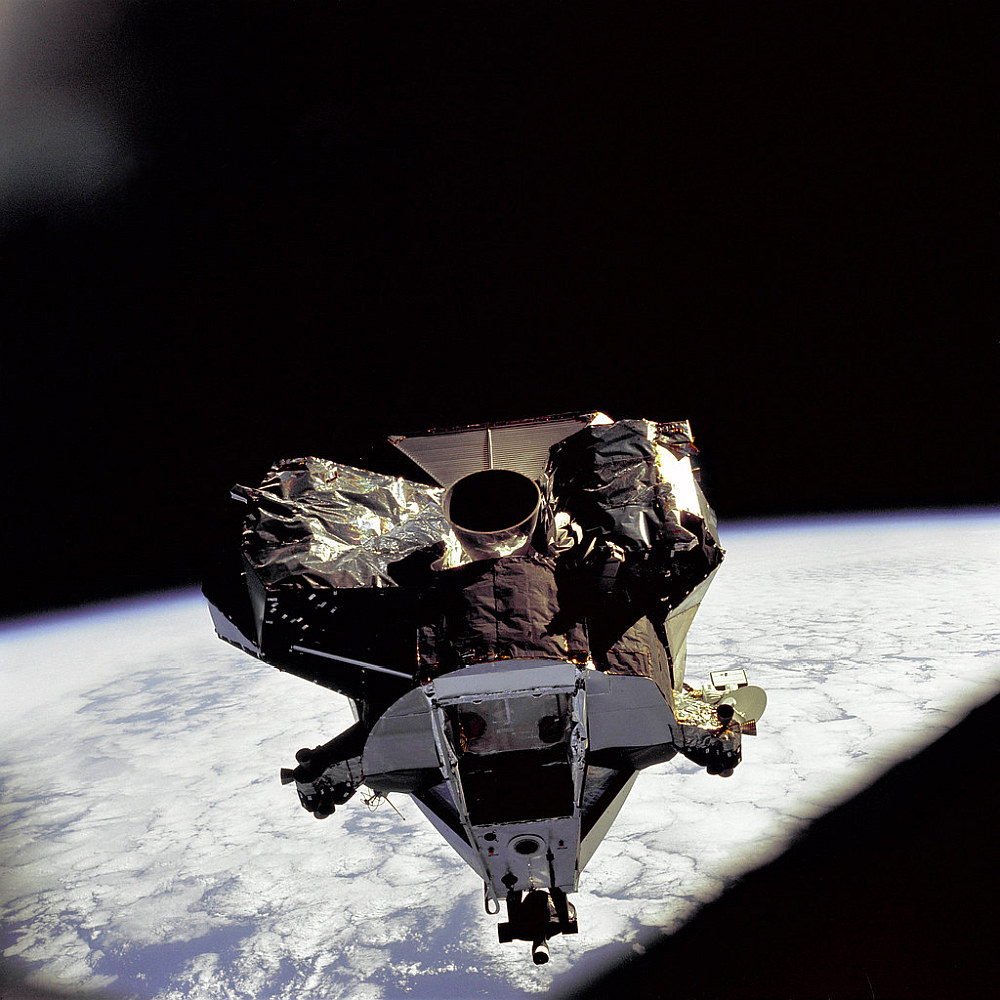 Apollo 11-Aufstiegsstufe (Triebwerk und Folie unten)